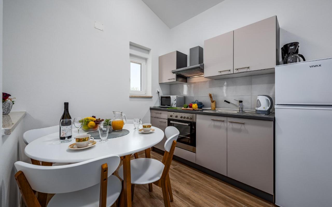 Apartments Nelle พูลา ภายนอก รูปภาพ