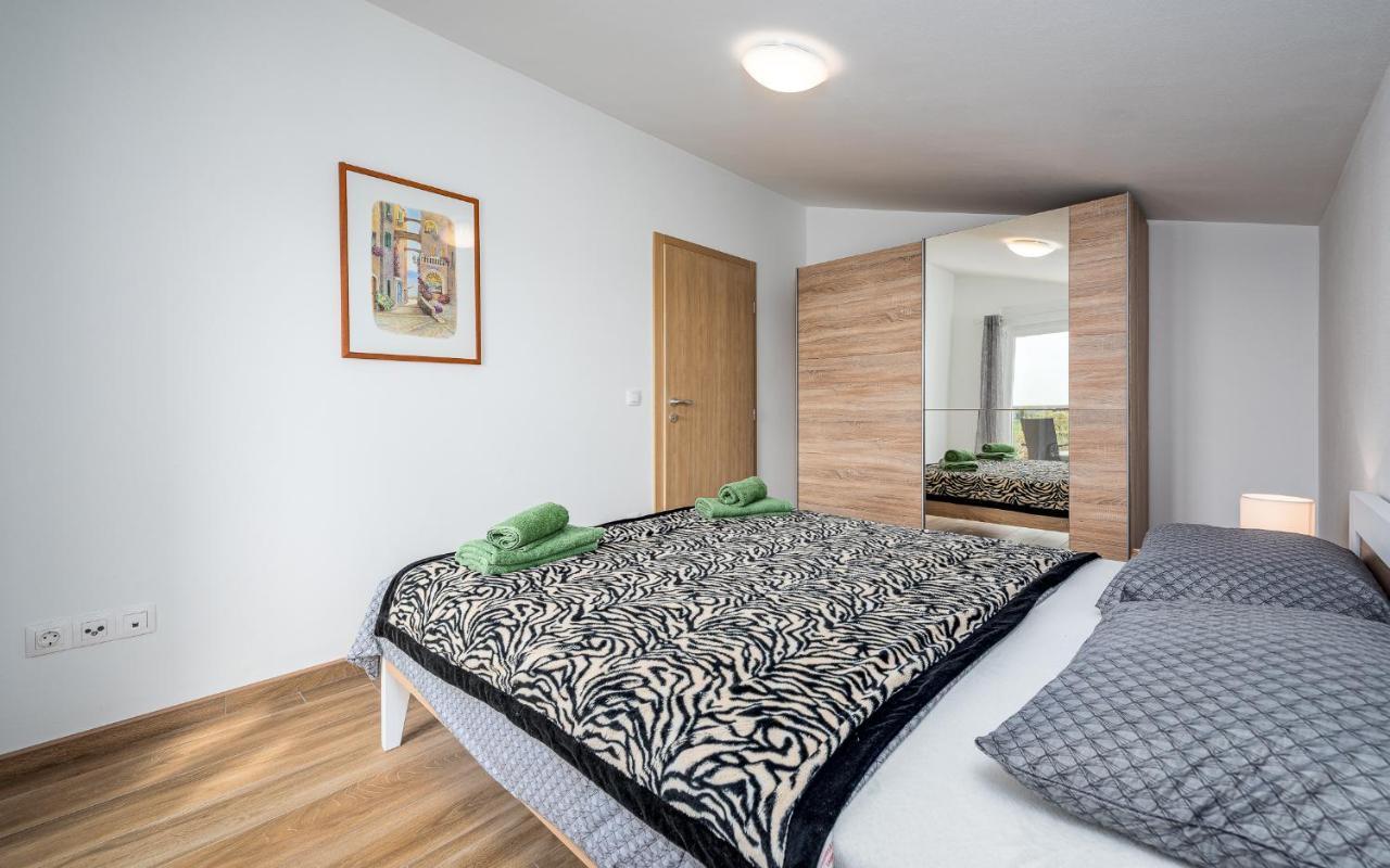 Apartments Nelle พูลา ภายนอก รูปภาพ