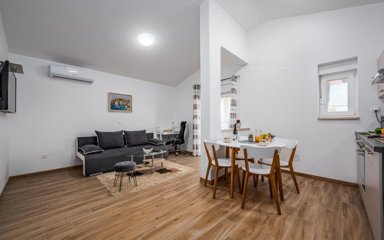 Apartments Nelle พูลา ภายนอก รูปภาพ
